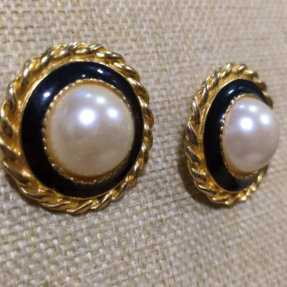 vintage  faux pearl black enamel clip-on earrings - Picture 2 of 6